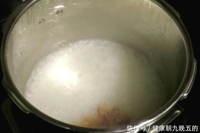 海鲜|今晚煮一锅海鲜粥吃,实在太鲜美了,吃完还想继续吃!