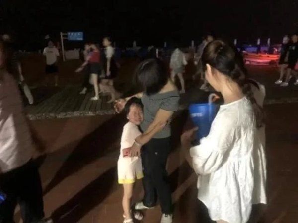  综合行政执法局|6岁女童金沙滩啤酒城内走丢 执法人员10分钟寻回