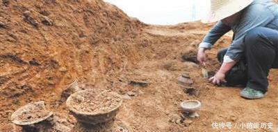  盖房|父子二人盖房，挖到一个铜猪，专家激动不已房子拆了，再挖
