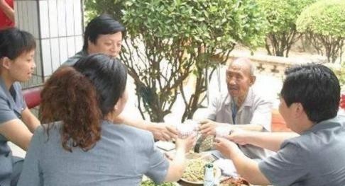 名英雄|老农身患重病，子女变卖家产发现一张奇怪的纸，随后领导过来了