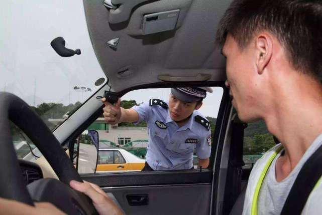  驾照|科目一到科目四都考了，却拿到个“假照”？车主被交警一眼识破