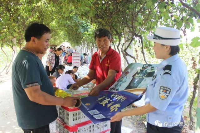 稷山|?稷山交警进葡萄园