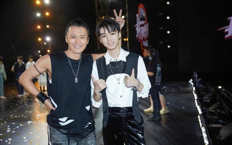  开场|《中国好声音》开场秀，谢霆锋唱《传奇》，李宇春演唱曲目最意外