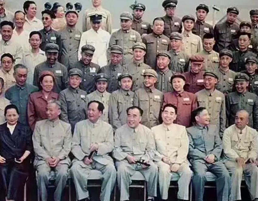 毛泽东|历史上过目难忘的瞬间：窑洞前穿“情侣装”的周恩来邓颖超，图5你能认全吗