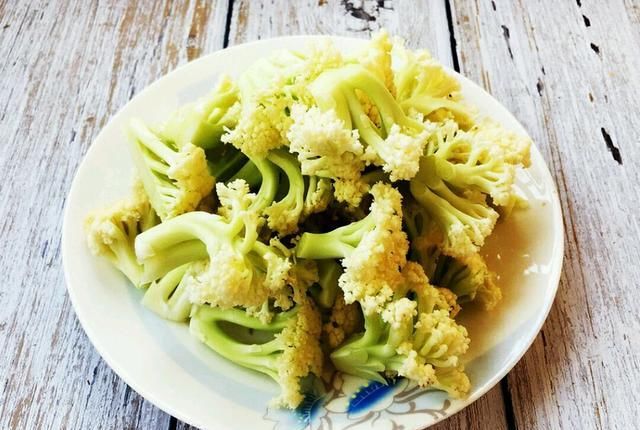  道菜|大厨带来花菜新吃法，3种蔬菜加1把盐炒一大盘，营养美味好下饭