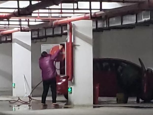  消防栓|消防栓突发故障，引数十辆私家车排队“洗车”......网友：得罚！