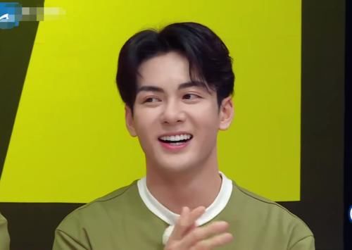  baby|31岁baby现场表演撒娇，镜头拍到男嘉宾们神情，功力如何很明显！