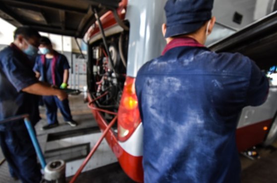  高温|北京1.5万辆公交高温下运转如常，背后有帮“美容师”