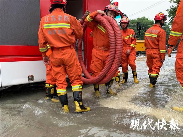  公园|石头城公园内排水管井倒灌，消防第一时间现场救援