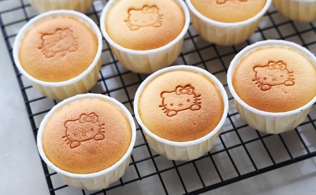  蛋白|戚风纸杯蛋糕的做法，不回缩不开裂，柔软细腻，在家做轻松搞定！