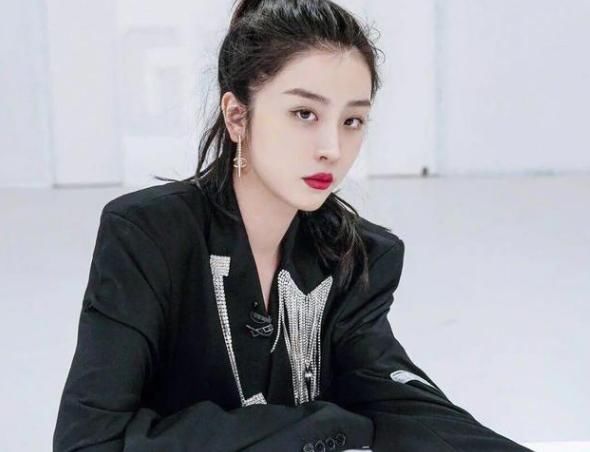  当众|《青春有你》选手赵小棠当众整理内衣，你怎么看？