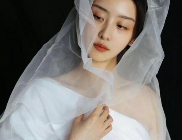  当众|《青春有你》选手赵小棠当众整理内衣，你怎么看？