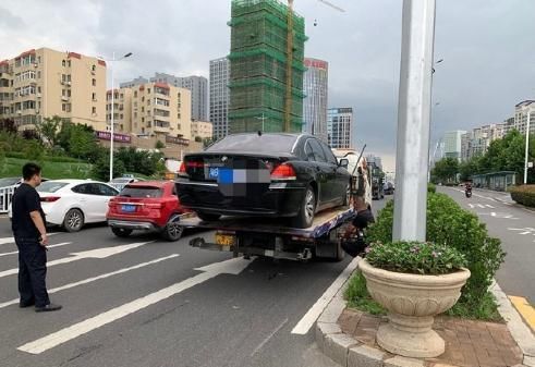  查处|崂山交警协同交警支队查处涉嫌套牌车辆