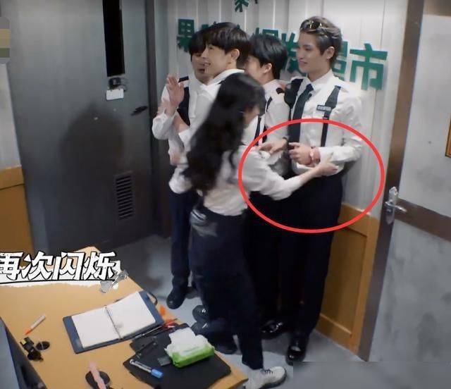  拉住|灭灯前杨幂下意识拉住了他，看他的反应，杨幂果然没看错人