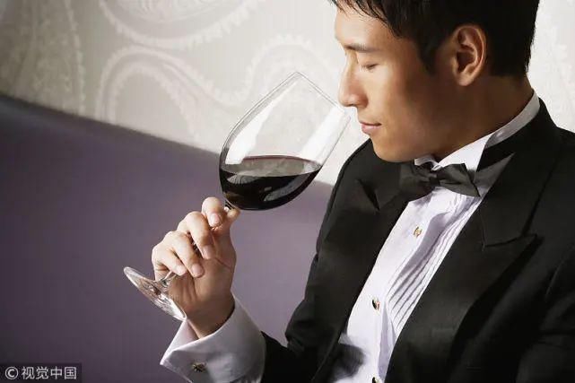  尊严|男子借酒劲骚扰超市老板娘；其丈夫捅了他30多刀；受害者却判了无期