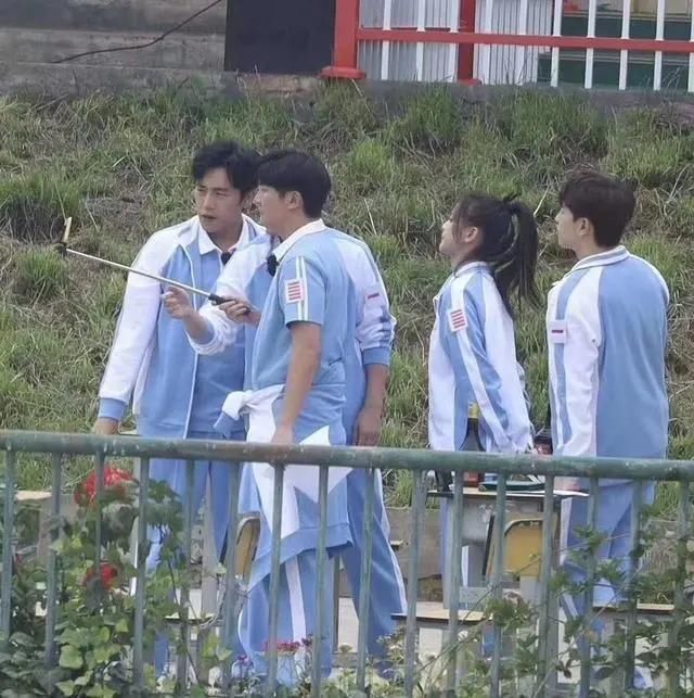  处处|《极限挑战》上演时装秀，秦昊走C位手舞足蹈，邓伦处处凹造型