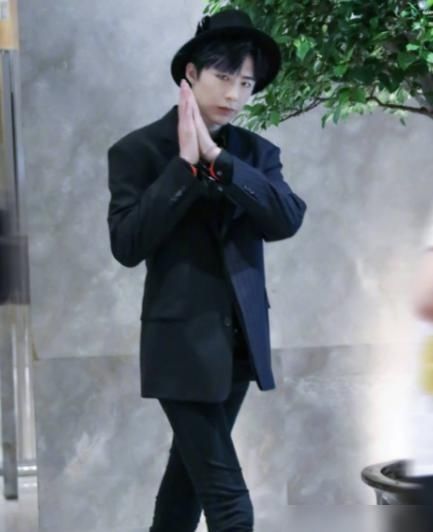  王俊凯|中餐厅杀青赵丽颖站C位，王俊凯被挤后排，谁注意杨超越在哪？