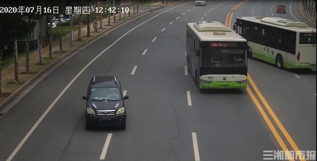  车道|岳阳两公交车司机跨多车道横停递槟榔，遭市民举报被停职
