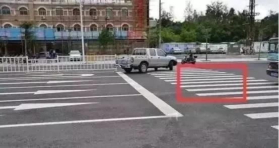  交警|路口掉头，要不要越过斑马线？交警：这样开，罚你没商量