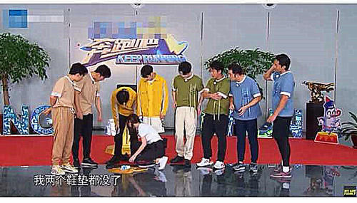  得知|蔡徐坤沦为《跑男》最惨的嘉宾，看到他得知被偷鞋垫时的表情，这也太憨了吧