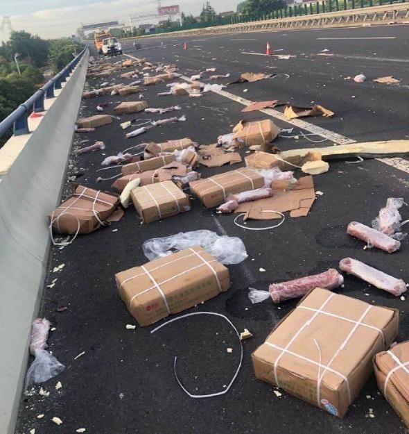  猪肉|货车遭遇事故，7吨猪肉遭附近村民哄抢，尽显人间险恶！车主无奈