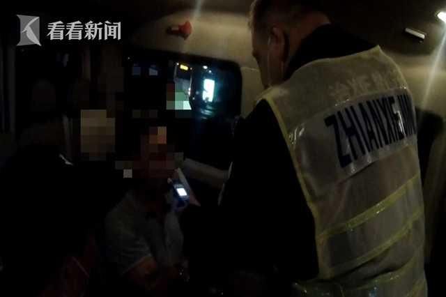  喝醉酒|男子喝醉酒却要跟女同事换座开车 原因让人无语
