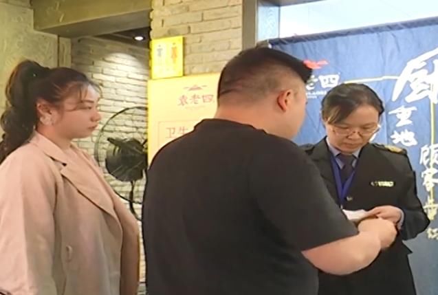  跪下|男子火锅店内吃出塑料，看完监控经理傻眼了：我给你跪下道歉！