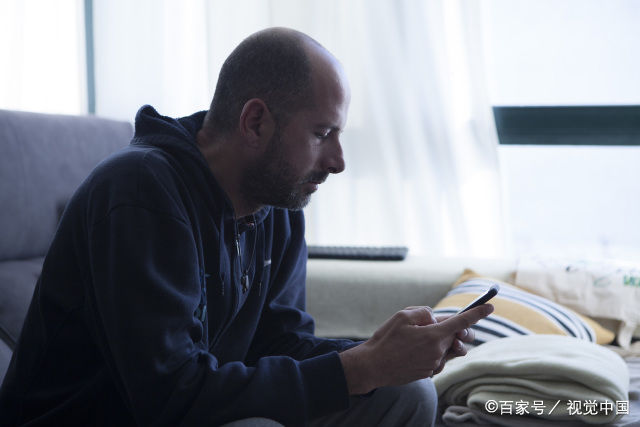 老年痴呆后期症状表现及干预(老年痴呆来临前，身体会出现哪些异常？子女需留心观察)