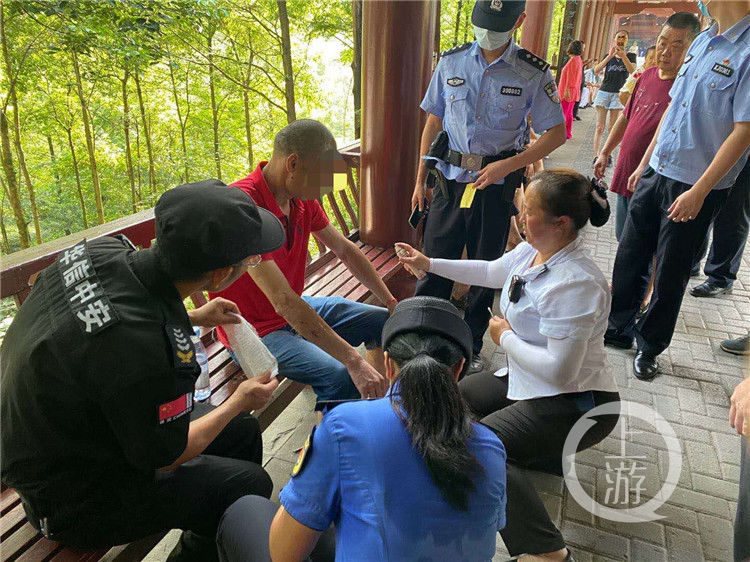  现场|紧急！一男子清晨跳湖，热心保安将他救起