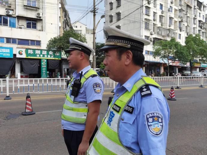 焦警|烈日“爆表”下的“焦警”，“暑”你最美！