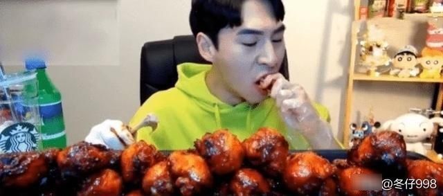 奔驰小哥|大胃王吃58个“炸鸡腿,张开嘴瞬间穿帮了,网友骗三岁小孩吗