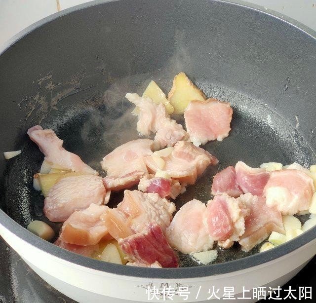  家常菜|五花肉炖油豆，好吃又下饭的家常菜