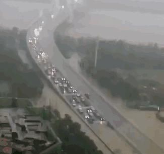  临时|特大洪水来临时，为什么火车要开到桥上停着？