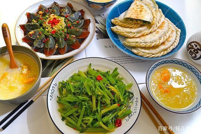 营养|一家三口的精致晚餐,营养全面又美味,网友看到韭菜盒子被馋哭了