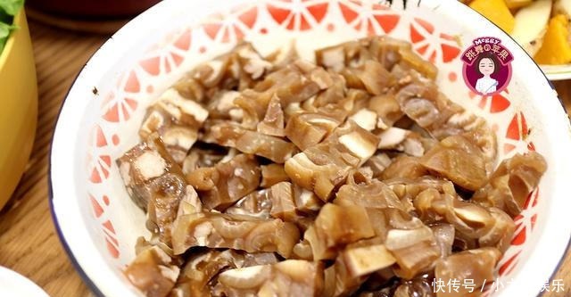 鲫鱼汤|高考生家的晚餐破天荒5菜1汤,最出彩儿的鲫鱼汤,像牛奶般浓白