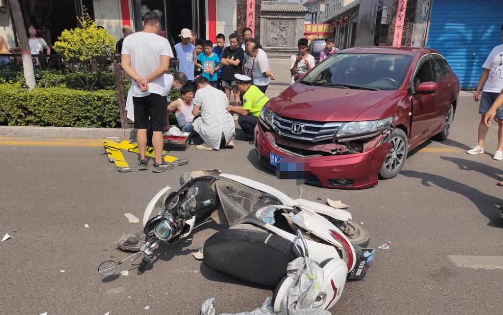  机动车道|平遥顺城路发生一起交通事故！电摩跟小车都碎了……