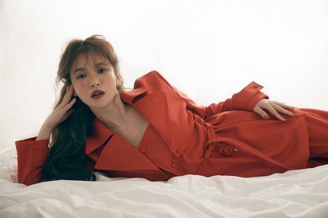  马尾|39岁宋慧乔近照曝光，扎高马尾与爱犬互动，女人离异后该怎样生活