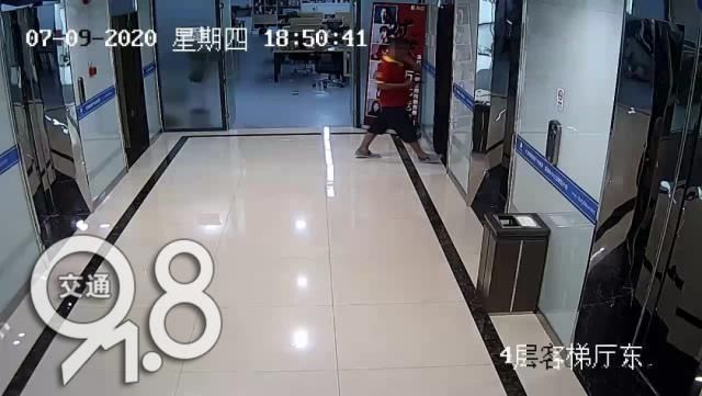  女主播|女主播上厕所，发现有个男的跑出来？