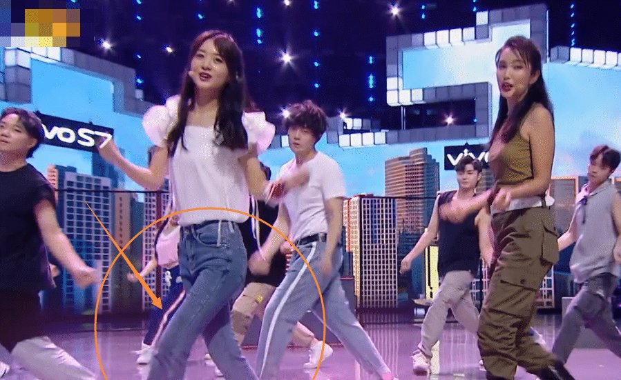  比例|赵丽颖节目唱跳表演, 当镜头拍到她的全身, 这身材比例没看错吧