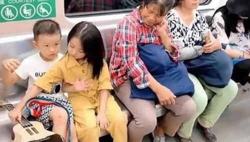 炫富|2小孩地铁上＂坐姿＂火了，网友纷纷点赞：这才叫真正的＂炫富＂