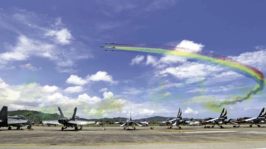 在《钢铁洪流进行曲》伴奏下，空军八一飞行表演队精彩亮相兰卡威