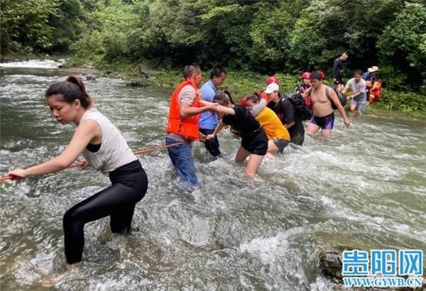 营地|河水暴涨淹没营地，20名驴友被困龙里深山6小时，幸得消防救援