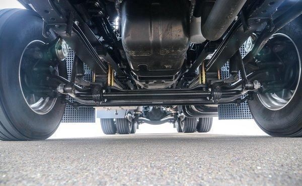  实拍|新增各种预警配置，实拍520马力现代创虎重卡，还有越野模式