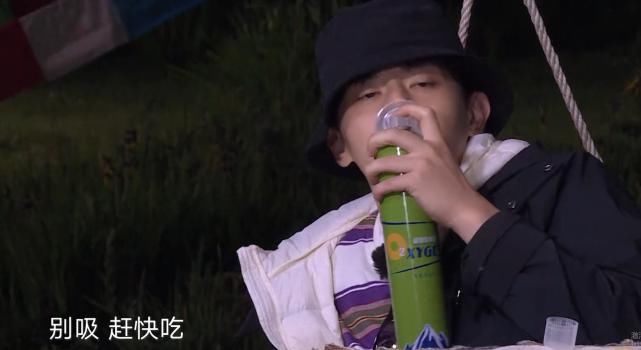  单身|杨超越夹菜给邓伦吃，谁注意邓伦接下来反应？单身者的避嫌