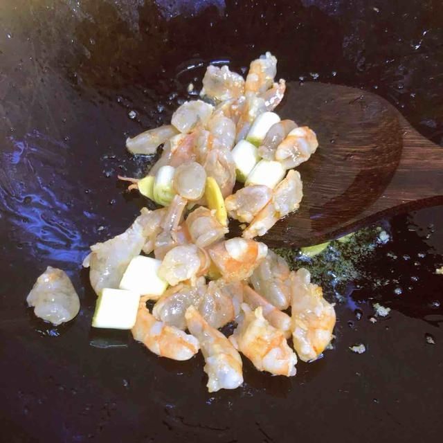  虾仁|芦笋炒虾仁的家常做法，清淡鲜香，虾肉滑嫩，出锅好看又好吃