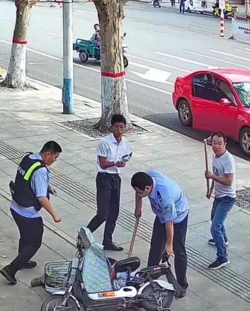 店主|男子当街行凶，路边店老板挺身而出，成功将其制服