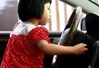  孩子|痛心+愤怒！两岁男童被看护服务中心负责人遗忘车内致死！