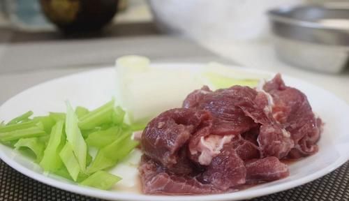  大叔|牛肉怎么做？大叔教你葱香牛肉粒，软嫩味美，香气扑鼻，超好吃！