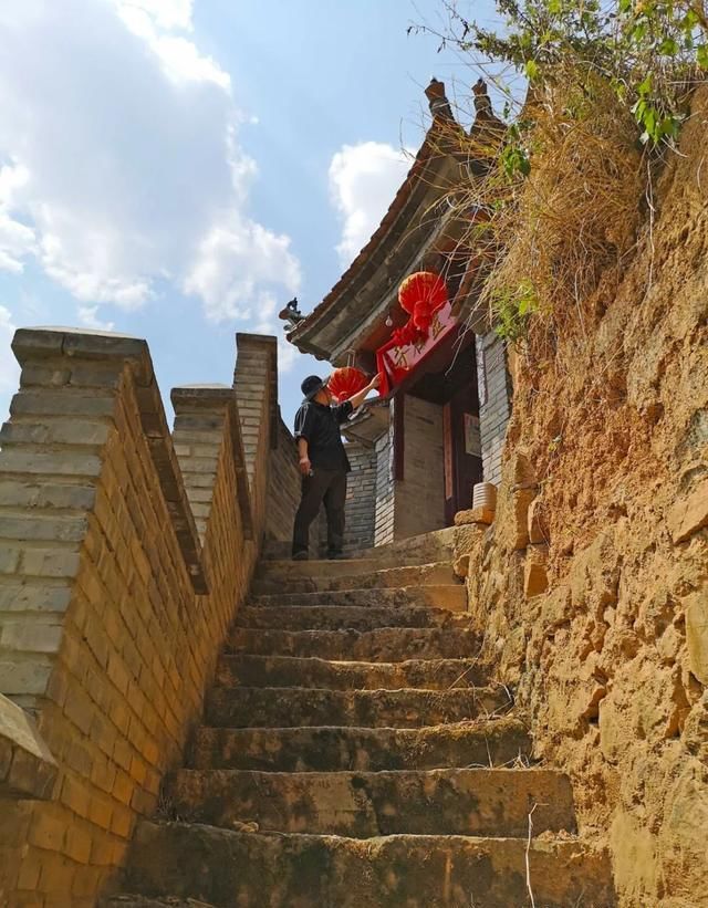 居住|云南深山有座寺庙,建在悬崖上距今千年,独自居住着一位中年男子