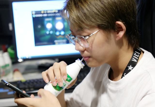  节奏|IG宁王直播被带节奏，弹幕狂刷小乐言的梗，ning直接念出ID批评